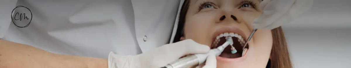 Paciente en tratamiento dental en clínica de Marbella durante una revisión con instrumental odontológico y atención profesional.